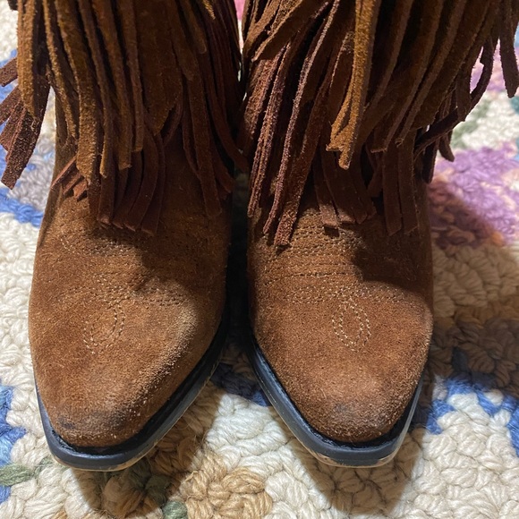 Smoky mountains brown suede with fringe and brass buttons. Girls size 9 - Picture 7 of 7